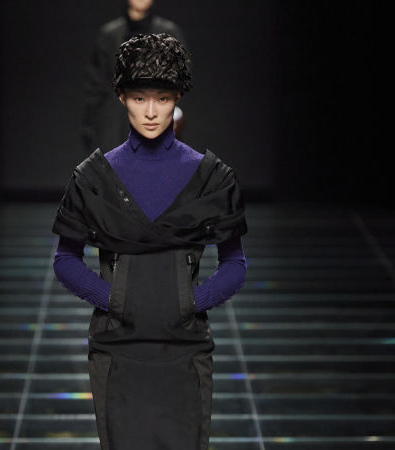 Στη συλλογή FW'24 της Prada υπάρχει ένα ειδύλλιο και μια σύνδεση με το παρελθόν