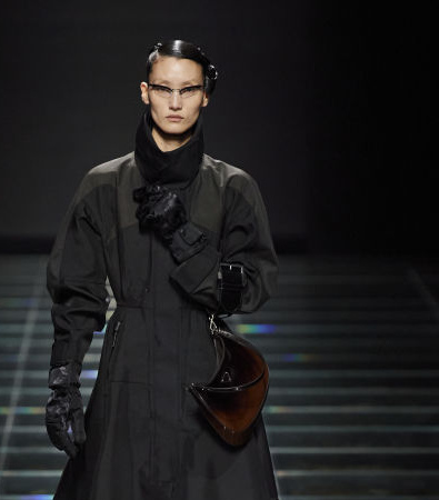 Στη συλλογή FW'24 της Prada υπάρχει ένα ειδύλλιο και μια σύνδεση με το παρελθόν