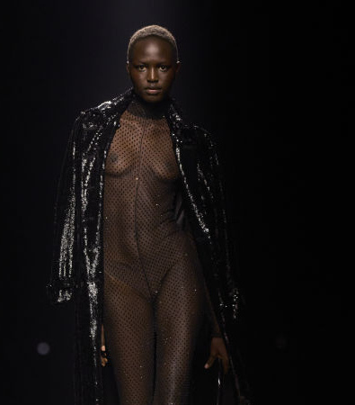 Η glam sexy chic εποχή συνεχίζεται στη συλλογή FW '24 του Tom Ford