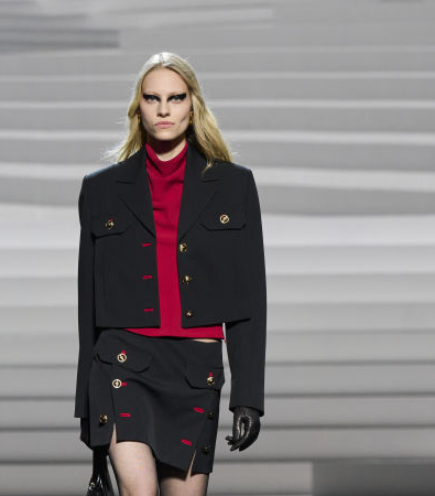 Η Punk rock διάθεση στη συλλογή FW '24 του Versace με καρό και ασφυκτικούς κορσέδες