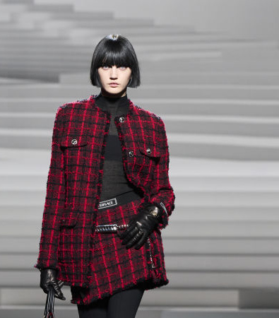 Η Punk rock διάθεση στη συλλογή FW '24 του Versace με καρό και ασφυκτικούς κορσέδες