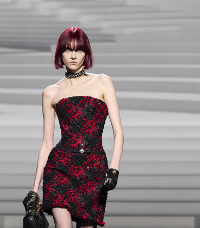 Η Punk rock διάθεση στη συλλογή FW '24 του Versace με καρό και ασφυκτικούς κορσέδες