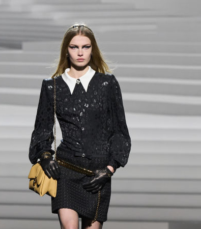 Η Punk rock διάθεση στη συλλογή FW '24 του Versace με καρό και ασφυκτικούς κορσέδες