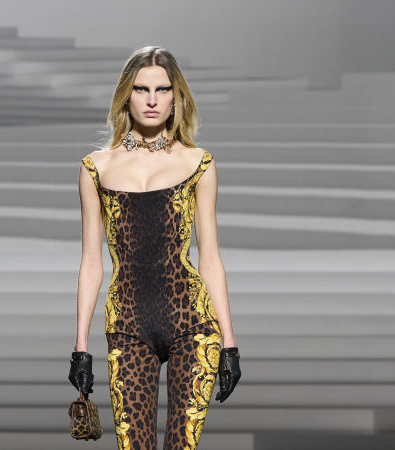 Η Punk rock διάθεση στη συλλογή FW '24 του Versace με καρό και ασφυκτικούς κορσέδες