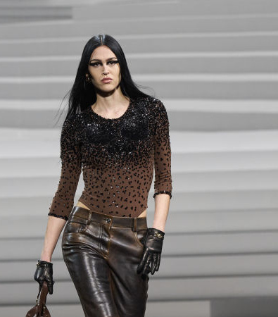 Η Punk rock διάθεση στη συλλογή FW '24 του Versace με καρό και ασφυκτικούς κορσέδες