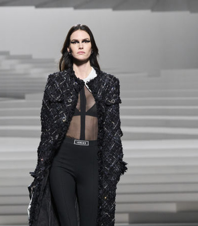 Η Punk rock διάθεση στη συλλογή FW '24 του Versace με καρό και ασφυκτικούς κορσέδες