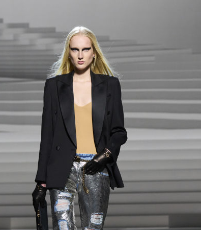 Η Punk rock διάθεση στη συλλογή FW '24 του Versace με καρό και ασφυκτικούς κορσέδες