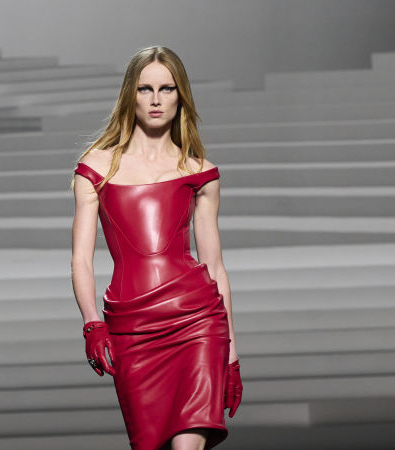 Η Punk rock διάθεση στη συλλογή FW '24 του Versace με καρό και ασφυκτικούς κορσέδες