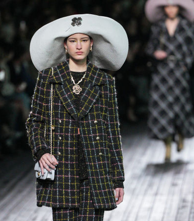 Chanel FW '24: Το θέρετρο Deauville γίνεται η πηγή έμπνευσης της ακαταμάχητα ρομαντικής συλλογής