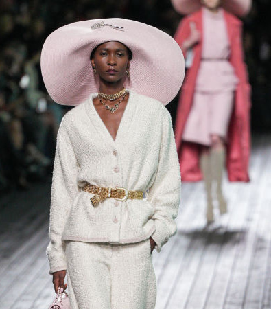 Chanel FW '24: Το θέρετρο Deauville γίνεται η πηγή έμπνευσης της ακαταμάχητα ρομαντικής συλλογής