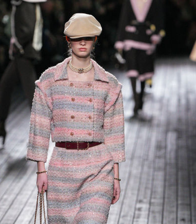 Chanel FW '24: Το θέρετρο Deauville γίνεται η πηγή έμπνευσης της ακαταμάχητα ρομαντικής συλλογής