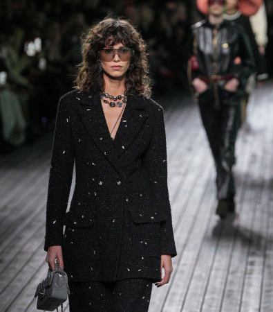 Chanel FW '24: Το θέρετρο Deauville γίνεται η πηγή έμπνευσης της ακαταμάχητα ρομαντικής συλλογής