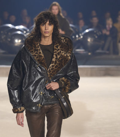 Με «Urban Wild West» ήταν η διάθεση στο fashion show της Isabel Marant για το φθινόπωρο '24