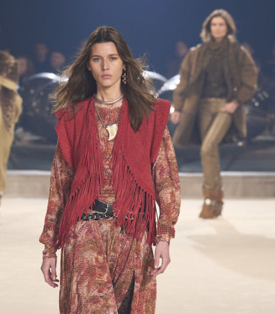 Με «Urban Wild West» ήταν η διάθεση στο fashion show της Isabel Marant για το φθινόπωρο '24