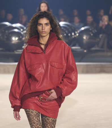 Με «Urban Wild West» ήταν η διάθεση στο fashion show της Isabel Marant για το φθινόπωρο '24