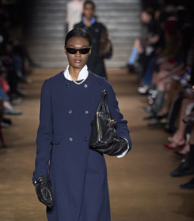 Miu Miu FW '24: Μια συλλογή που ξυπνά μνήμες από διαφορετικά στάδια της ζωής μας