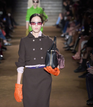 Miu Miu FW '24: Μια συλλογή που ξυπνά μνήμες από διαφορετικά στάδια της ζωής μας