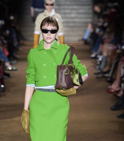 Miu Miu FW '24: Μια συλλογή που ξυπνά μνήμες από διαφορετικά στάδια της ζωής μας