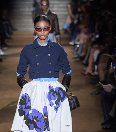 Miu Miu FW '24: Μια συλλογή που ξυπνά μνήμες από διαφορετικά στάδια της ζωής μας