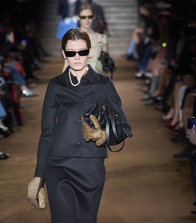 Miu Miu FW '24: Μια συλλογή που ξυπνά μνήμες από διαφορετικά στάδια της ζωής μας