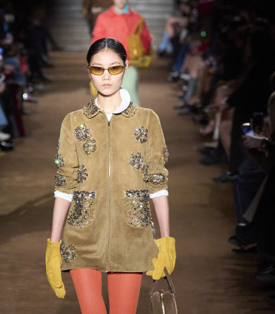 Miu Miu FW '24: Μια συλλογή που ξυπνά μνήμες από διαφορετικά στάδια της ζωής μας