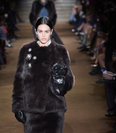 Miu Miu FW '24: Μια συλλογή που ξυπνά μνήμες από διαφορετικά στάδια της ζωής μας