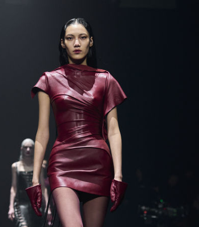 Mugler FW '24: Ένα show-υπέρθεαμα θεατρικότητας και καινοτομίας