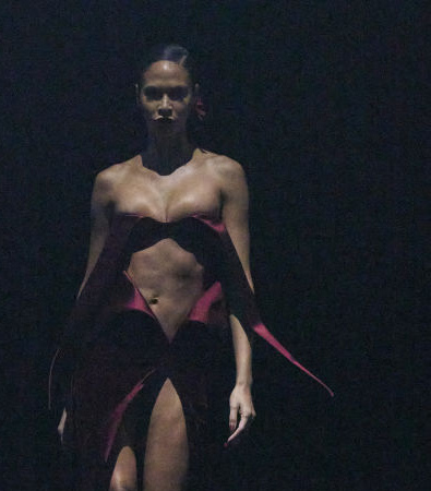 Mugler FW '24: Ένα show-υπέρθεαμα θεατρικότητας και καινοτομίας