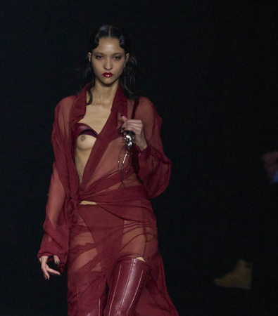 Mugler FW '24: Ένα show-υπέρθεαμα θεατρικότητας και καινοτομίας