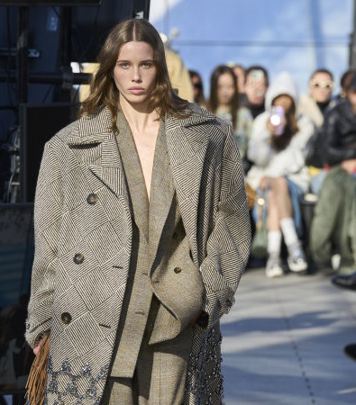 Stella McCartney FW '24: Ένα show με '70s αναφορές και με επίκεντρο τον πλανήτη μας