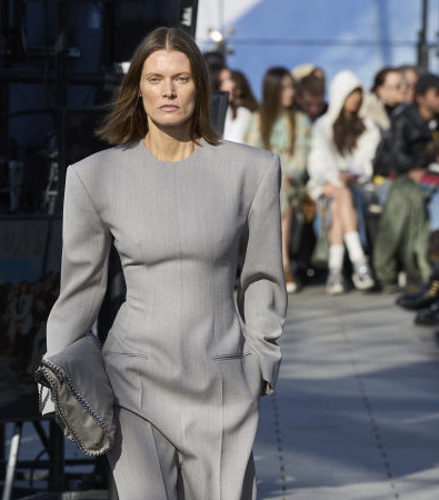 Stella McCartney FW '24: Ένα show με '70s αναφορές και με επίκεντρο τον πλανήτη μας