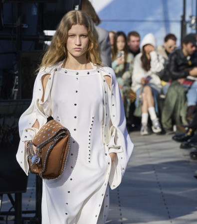 Stella McCartney FW '24: Ένα show με '70s αναφορές και με επίκεντρο τον πλανήτη μας