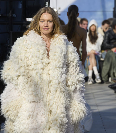 Stella McCartney FW '24: Ένα show με '70s αναφορές και με επίκεντρο τον πλανήτη μας