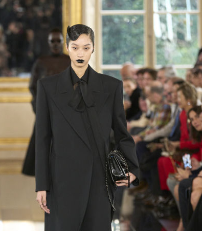 Black is the new Pink για τον Pierpaolo Piccioli και το έδειξε στη συλλογή FW '24 του Valentino