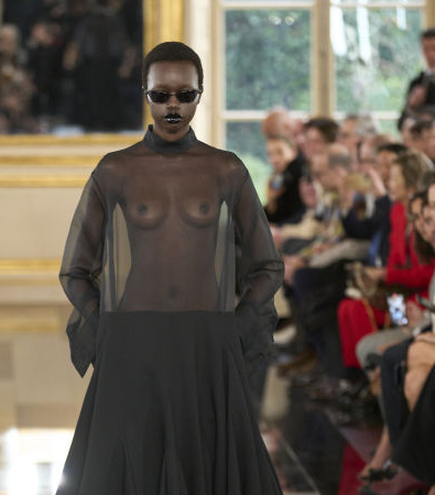 Black is the new Pink για τον Pierpaolo Piccioli και το έδειξε στη συλλογή FW '24 του Valentino