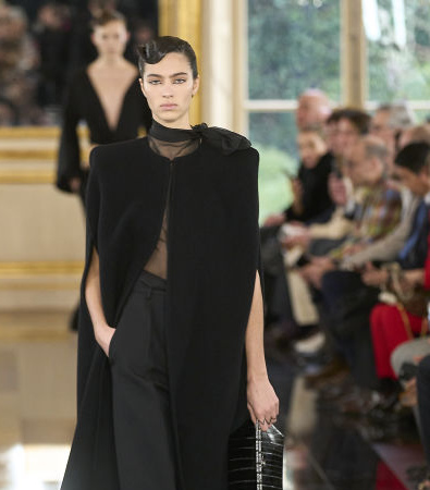 Black is the new Pink για τον Pierpaolo Piccioli και το έδειξε στη συλλογή FW '24 του Valentino