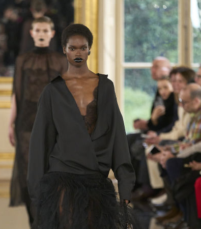 Black is the new Pink για τον Pierpaolo Piccioli και το έδειξε στη συλλογή FW '24 του Valentino