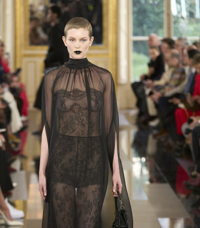 Black is the new Pink για τον Pierpaolo Piccioli και το έδειξε στη συλλογή FW '24 του Valentino