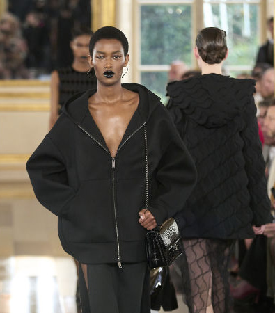 Black is the new Pink για τον Pierpaolo Piccioli και το έδειξε στη συλλογή FW '24 του Valentino