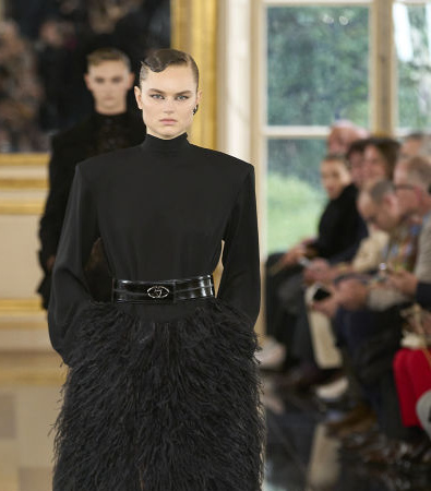 Black is the new Pink για τον Pierpaolo Piccioli και το έδειξε στη συλλογή FW '24 του Valentino