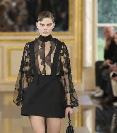 Black is the new Pink για τον Pierpaolo Piccioli και το έδειξε στη συλλογή FW '24 του Valentino