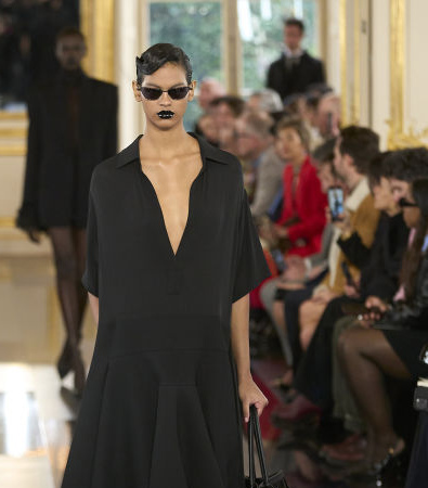 Black is the new Pink για τον Pierpaolo Piccioli και το έδειξε στη συλλογή FW '24 του Valentino