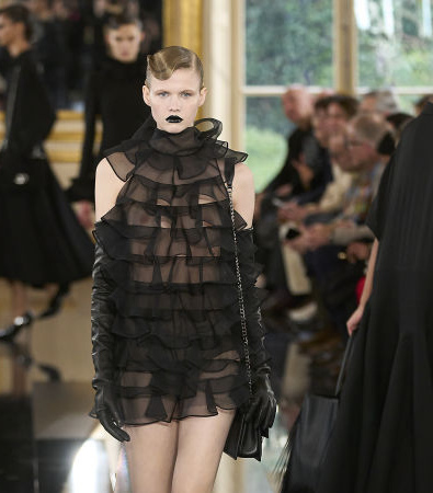 Black is the new Pink για τον Pierpaolo Piccioli και το έδειξε στη συλλογή FW '24 του Valentino