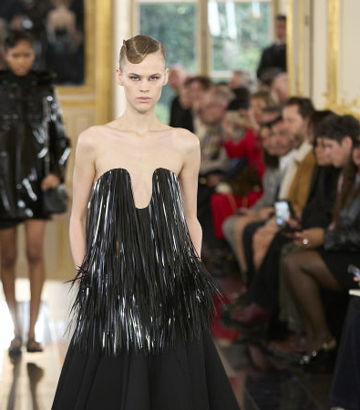 Black is the new Pink για τον Pierpaolo Piccioli και το έδειξε στη συλλογή FW '24 του Valentino