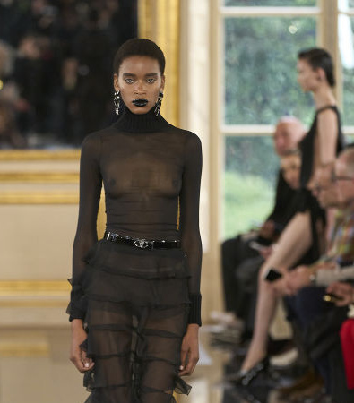 Black is the new Pink για τον Pierpaolo Piccioli και το έδειξε στη συλλογή FW '24 του Valentino