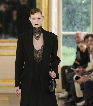 Black is the new Pink για τον Pierpaolo Piccioli και το έδειξε στη συλλογή FW '24 του Valentino