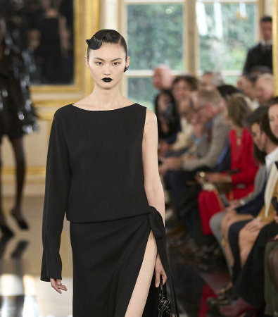 Black is the new Pink για τον Pierpaolo Piccioli και το έδειξε στη συλλογή FW '24 του Valentino