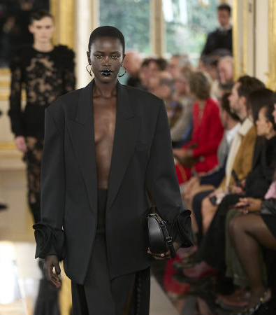 Black is the new Pink για τον Pierpaolo Piccioli και το έδειξε στη συλλογή FW '24 του Valentino