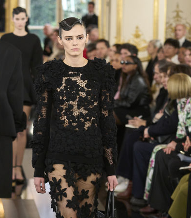 Black is the new Pink για τον Pierpaolo Piccioli και το έδειξε στη συλλογή FW '24 του Valentino