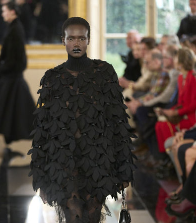 Black is the new Pink για τον Pierpaolo Piccioli και το έδειξε στη συλλογή FW '24 του Valentino